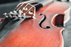 de viool op tafel, klassiek muziekinstrument dat in het orkest wordt gebruikt. foto