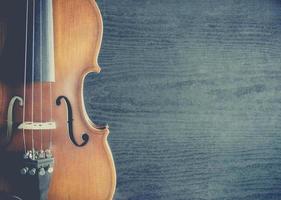 de viool op tafel, klassiek muziekinstrument dat in het orkest wordt gebruikt. foto