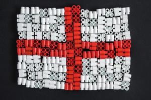 plastic bakstenen die de vlag van engeland vormen op een achtergrond van zwart foto