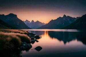 de zon sets over- een berg reeks en een meer. ai-gegenereerd foto