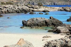 blauwe lagune kedrodasos strand kreta eiland rood zand wateren achtergrond foto