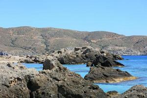 blauwe lagune kedrodasos strand kreta eiland rood zand wateren achtergrond foto