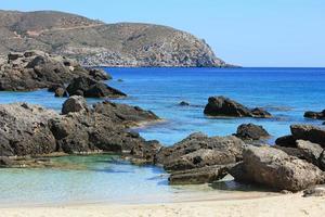 blauwe lagune kedrodasos strand kreta eiland rood zand wateren achtergrond foto