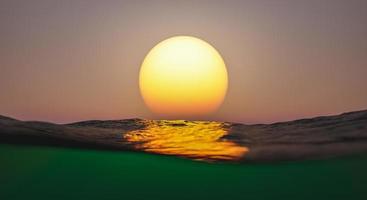 zonsondergang over het oppervlak van de zee foto