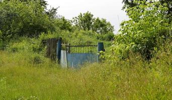 mooie oude poort van verlaten huis in dorp foto