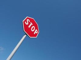 stopbord boven blauwe lucht foto