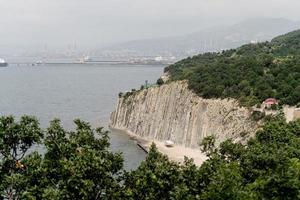 landschap van heuvels, bergen met zee en stadsgezicht op de achtergrond foto