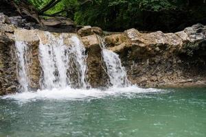 prachtige tropische waterval op regenachtige dag foto