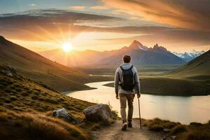 een Mens met rugzak en wandelen polen staat Aan een pad met uitzicht een meer en bergen Bij zonsondergang. ai-gegenereerd foto