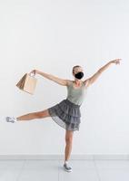 jonge vrouw ballet dansen met boodschappentassen in een beschermend masker foto