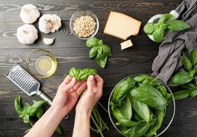 stap voor stap Italiaanse pestosaus bereiden foto