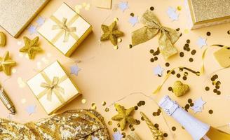 bovenaanzicht van gouden feestdecoraties met confetti en geschenkdozen