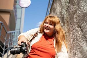 plus size vrouw fotograaf buitenshuis foto