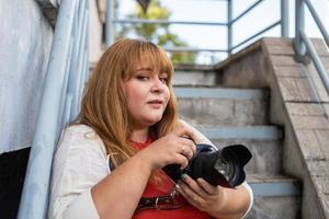 portret van een vrouw met overgewicht die buiten foto's maakt met een camera foto