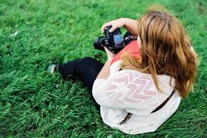 portret van een vrouw met overgewicht die foto's maakt met een camera in het park foto