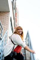 plus size vrouw fotograaf buitenshuis foto