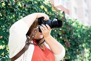 plus size vrouw fotograaf buitenshuis foto