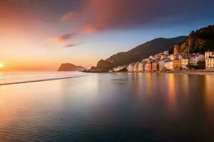 de zon sets over- de strand en bergen in Italië. ai-gegenereerd foto