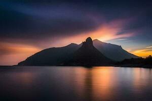 de zon sets over- een berg reeks en water. ai-gegenereerd foto