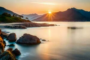 de zon sets over- een rotsachtig strand en bergen. ai-gegenereerd foto