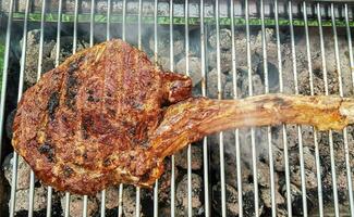 tomahawk steak met kruiden en specerijen foto