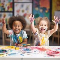 ai gegenereerd schattig kinderen lachend samen en hebben pret met verven. geschilderd in huid handen. kind portret. creatief concept. dichtbij omhoog foto