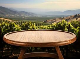 ai gegenereerd een ronde houten tafel met wijngaard, bergen, en mooi blauw lucht net zo de achtergrond, perfect voor dranken thee, koffie, wijn, en enz. advertenties foto