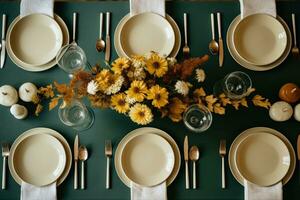 minimalistische en duurzame dankzegging tafel instellingen gefocust Aan tinten van koel jade groen warm honing geel stoffig klei bruin en knapperig uit wit foto