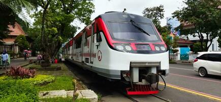 soerakarta, centraal Java Indonesië. maart 05,2023. treinbus bathara krenna kruispunt slamet riyadi straat. deze treinbus opereert Aan de soerakarta purwosari ke wonogiri route. foto