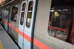 nieuw Delhi Indië - augustus 10 2023 - Delhi metro trein aankomen Bij jhandewalan metro station in nieuw Delhi, Indië, Azië, openbaar metro vertrek van jhandewalan station foto