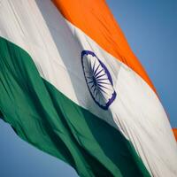 indiase vlag hoog op connaught plaats met trots in blauwe lucht, indiase vlag wapperen, indiase vlag op onafhankelijkheidsdag en republiek dag van india, tilt-up shot, wuivende indische vlag, har ghar tiranga foto