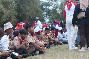 gorontalo, Indonesië - augustus 17, 2023 - verkenner leden bijgestaan in de organisatie van de vlag verlagen ceremonie gedurende de 78ste onafhankelijkheid dag van Indonesië. anggota kinderwagen foto