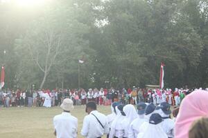 gorontalo, Indonesië - augustus 17, 2023 - de Indonesisch vlag verlagen ceremonie getuige geweest door dorpelingen. Indonesië onafhankelijkheid dag foto