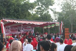 gorontalo, Indonesië - augustus 17, 2023 - de Indonesisch vlag verlagen ceremonie getuige geweest door dorpelingen. Indonesië onafhankelijkheid dag foto