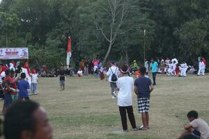 gorontalo, Indonesië - augustus 17, 2023 - de Indonesisch vlag verlagen ceremonie getuige geweest door dorpelingen. Indonesië onafhankelijkheid dag foto