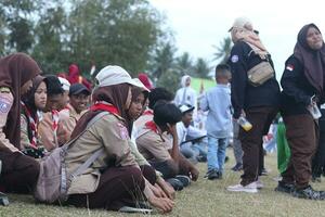 gorontalo, Indonesië - augustus 17, 2023 - verkenner leden bijgestaan in de organisatie van de vlag verlagen ceremonie gedurende de 78ste onafhankelijkheid dag van Indonesië. anggota kinderwagen foto