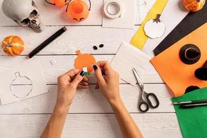 stap voor stap instructie voor het maken van halloween bladwijzer diy pompoen foto