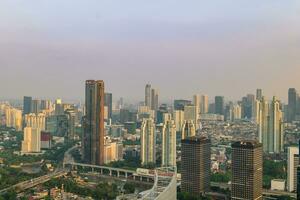 landschap van Jakarta horizon Bij schemering, de hoofdstad van Indonesië foto