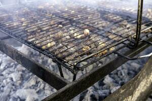 grillen vlees met houtskool foto