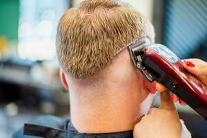 meisje kapper droogt haar- naar een Mens in een salon foto