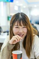 portret van Chinese jong volwassen drinken een zacht drinken foto