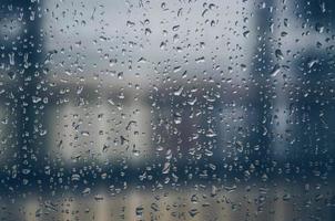 achtergrond en behang door regenachtige druppel en waterdruppels op raam. foto