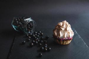 smakelijke gebakken vanille muffin met krenten op een zwarte