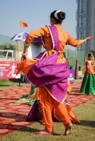 nieuw Delhi, Indië - juli 01 2023 - bharathanatyam Indisch klassiek odissi dansers het uitvoeren van Bij fase. mooi Indisch meisje dansers in de houding van Indisch dans. Indisch klassiek dans bharatanatyam foto