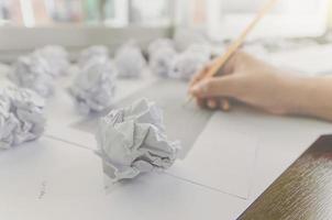 geen idee en faalconcept, menselijke hand met verfrommeld papier en afval. foto