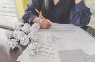 geen idee en faalconcept, menselijke hand met verfrommeld papier en afval. foto