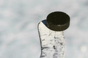 detailopname van stokjes en pucks in de stadion foto