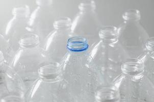 lege flessen voor recycling, campagne om plastic te verminderen en de wereld te redden. foto