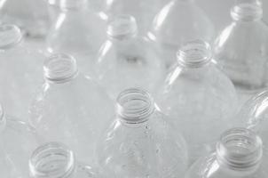 lege flessen voor recycling, campagne om plastic te verminderen en de wereld te redden. foto