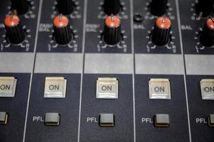 audio mixer console en geluid mixen met knoppen en schuifregelaars. foto